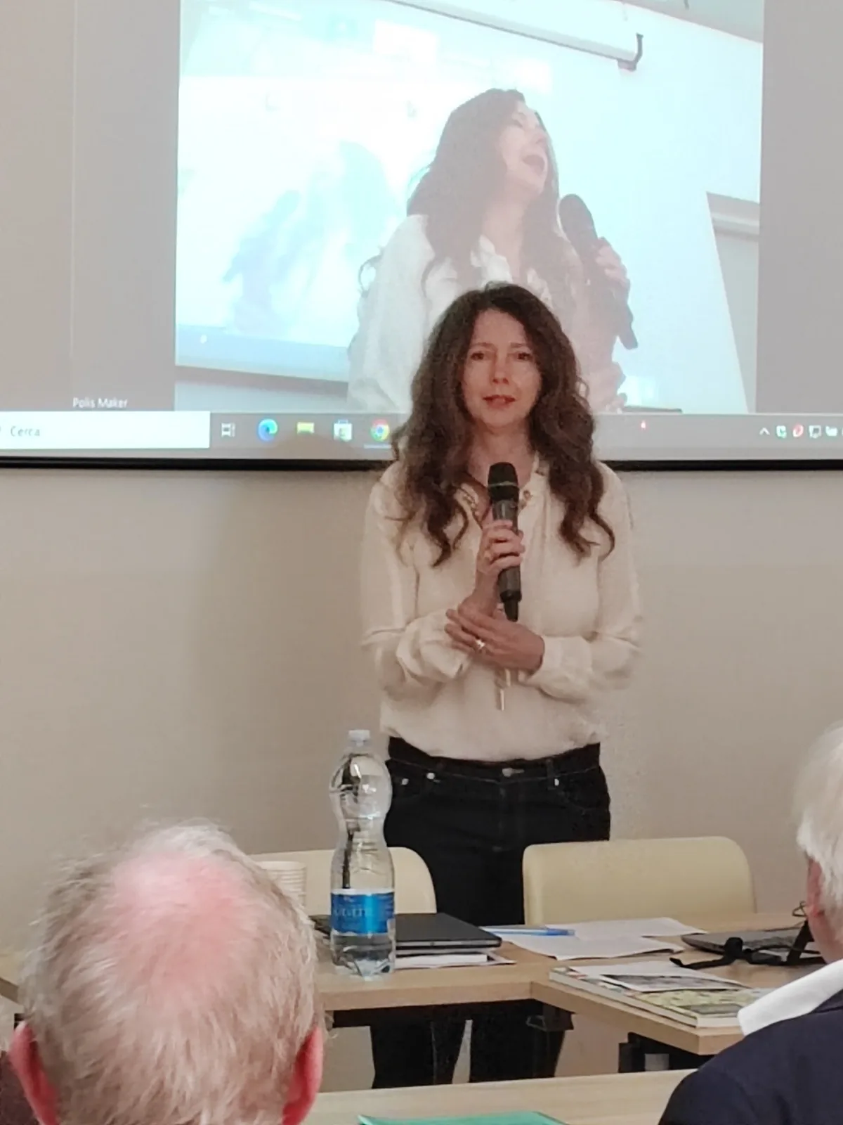 Speaker presenting the PolisMaker volume during the event.