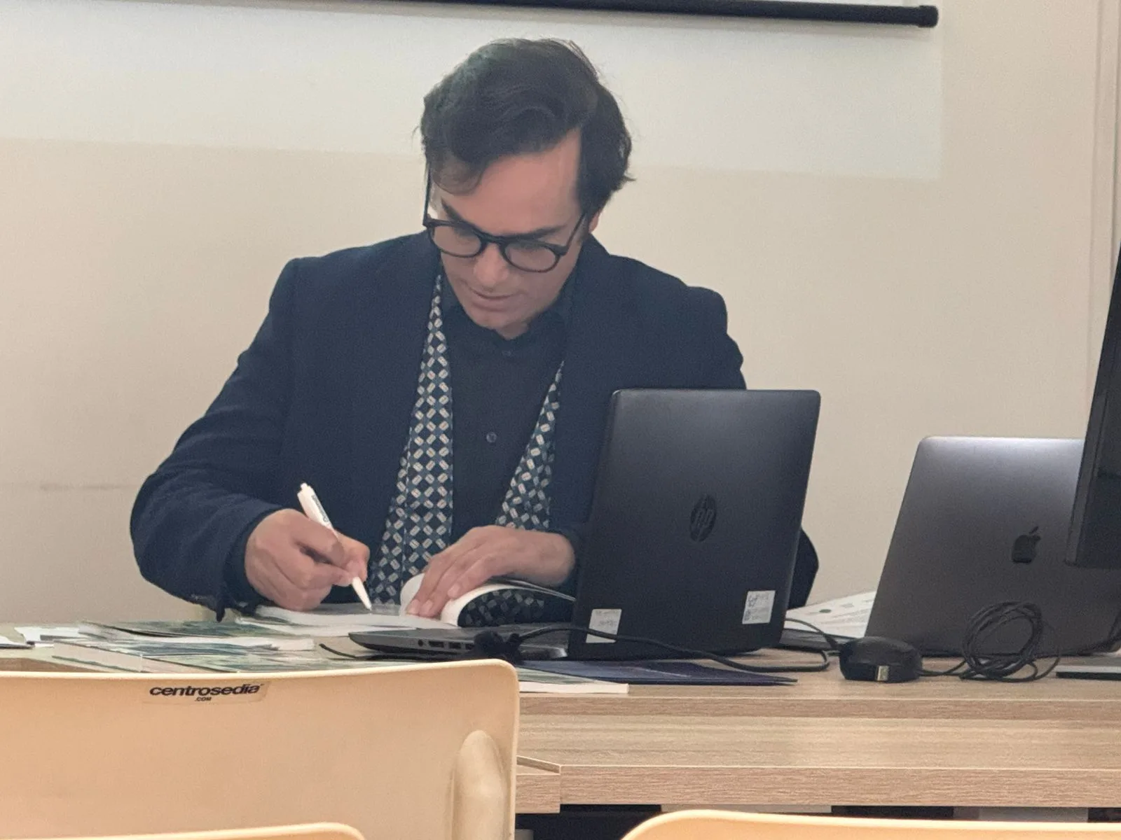 Speaker presenting during the PolisMaker Master event.